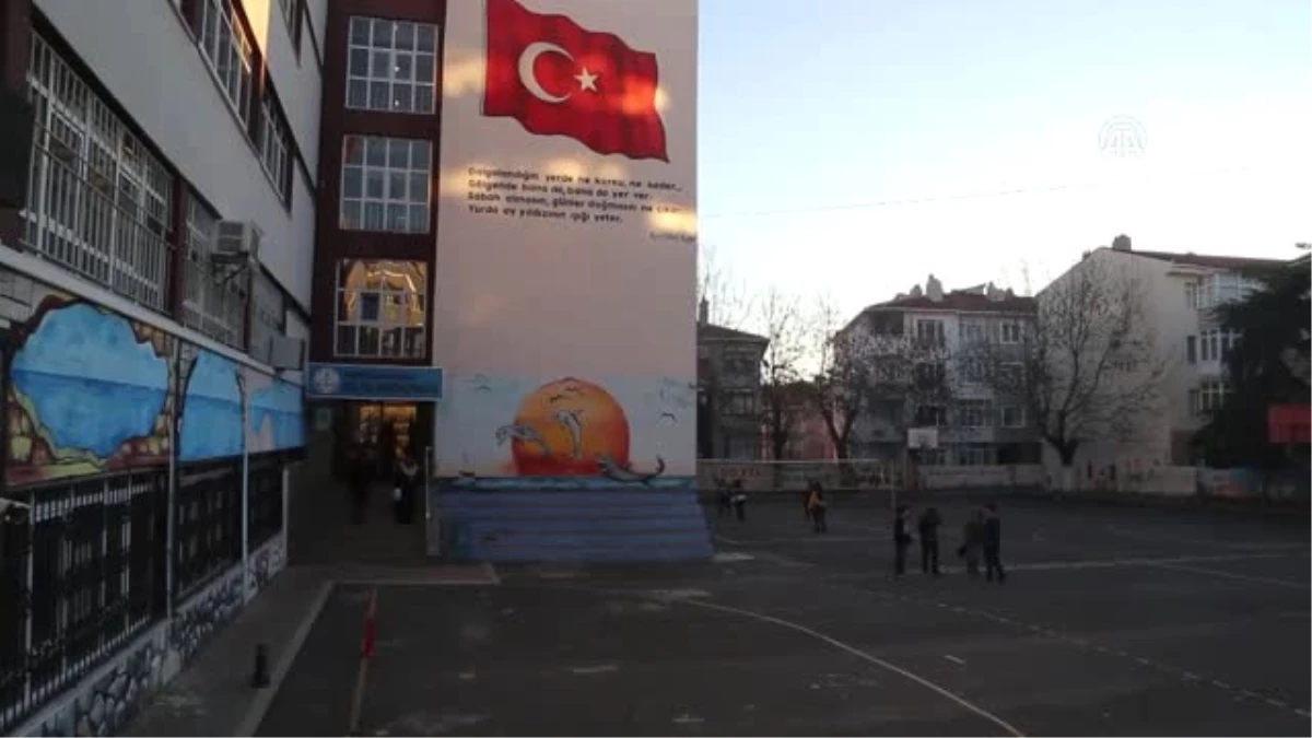 Öğrencilerine Son Karneyi Dağıtarak Emekli Oldu