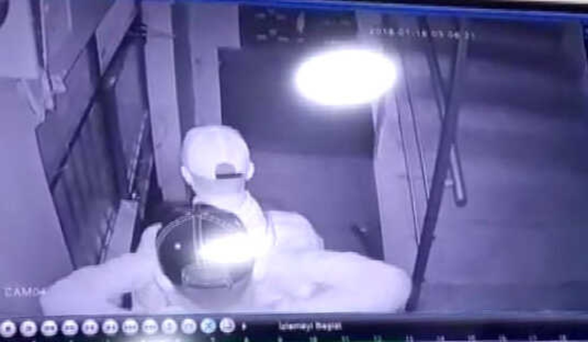 Seçici Hırsızlar Ayakkabıları Çalmadan Önce Denediler