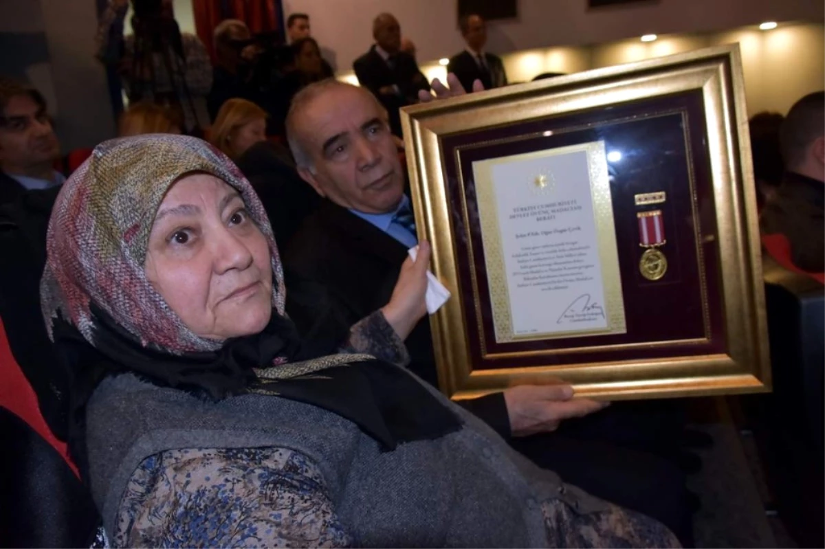 Şehit Yüzbaşı Çevik\'in Ailesine Devlet Övünç Madalyası