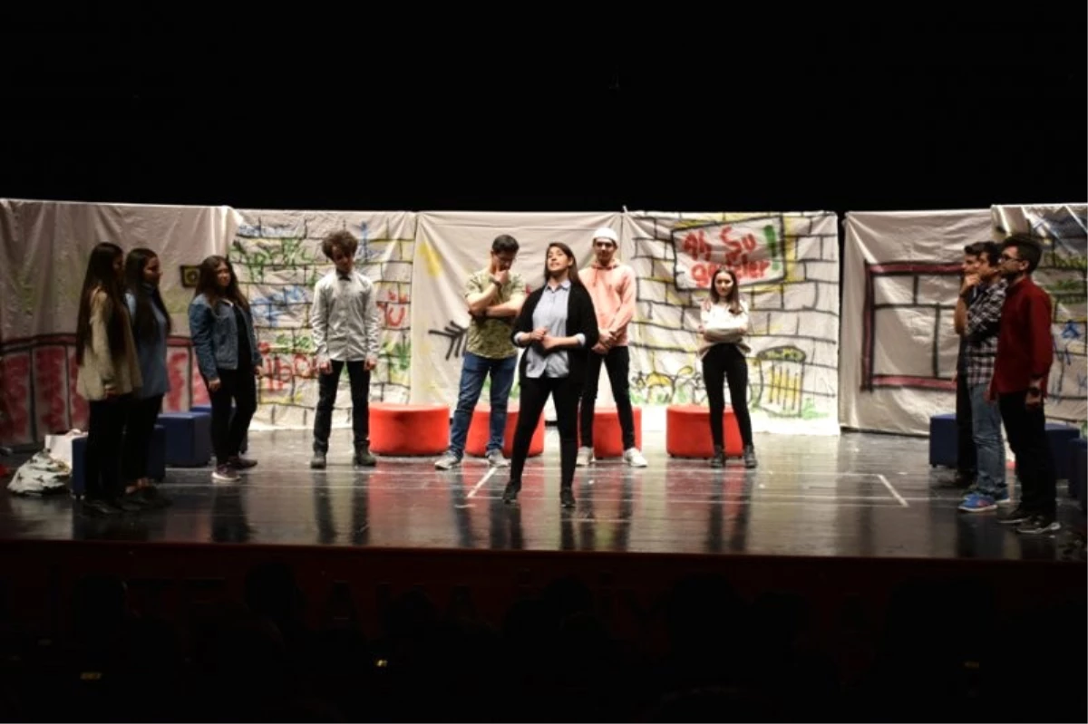 Söğüt Anadolu Lisesi Öğrencileri "Ah Şu Gençler" Adlı Oyunu Sahnelediler