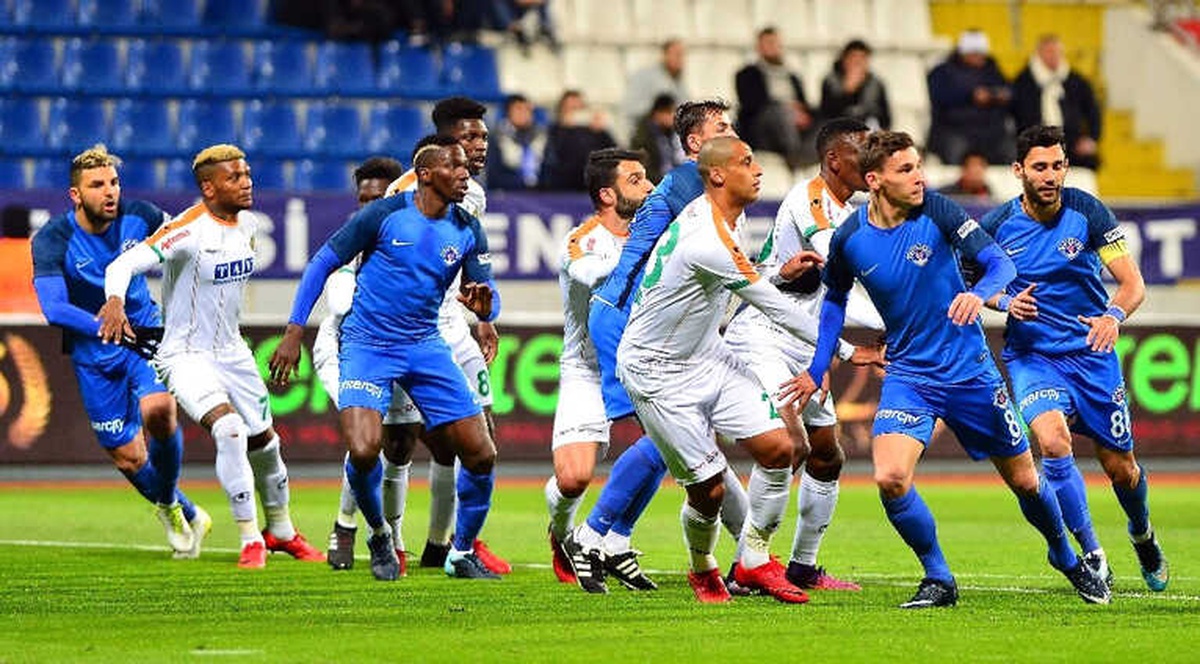 Süper Lig: Kasımpaşa: 1 - Alanyaspor: 2 (İlk Yarı)