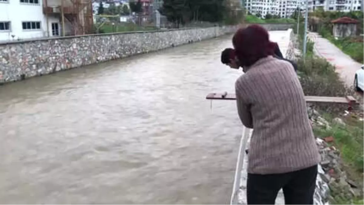 Tahliye Borusunda Mahsur Kalan Kedi Kurtarıldı