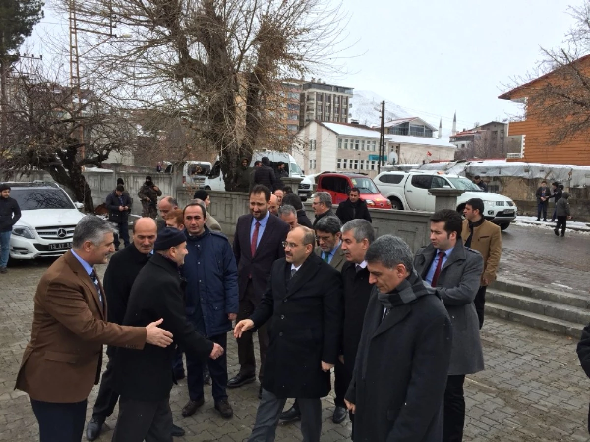 Tatvan\'da Yapımı Tamamlanan Camii İbadete Açıldı