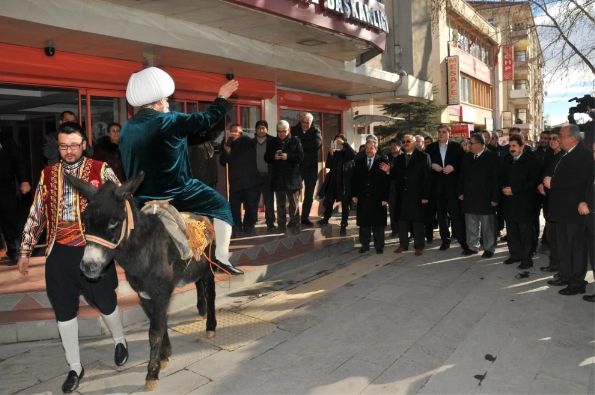 Temsili Nasreddin Hoca İstanbul\'daki Emıtt Fuarına Karakaçan\'a Ters Binip Gitti