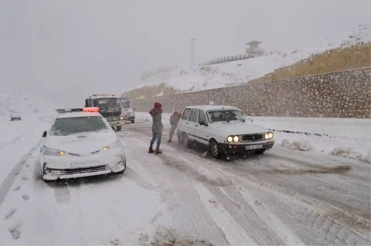 Yoğun Kar Yağışı Sürücülere Zor Anlar Yaşattı