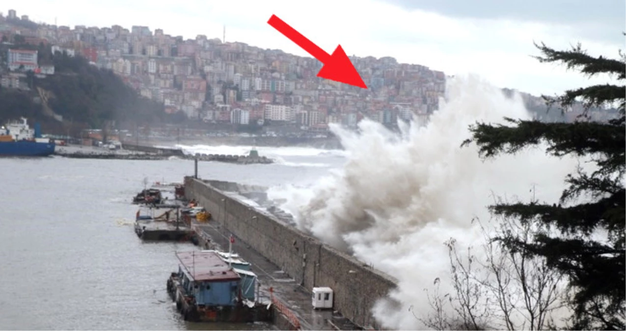 Zonguldak\'ta Fırtına Kabusu! Dalgaların Boyu 15 Metreyi Buldu, İş Yerleri Zarar Gördü