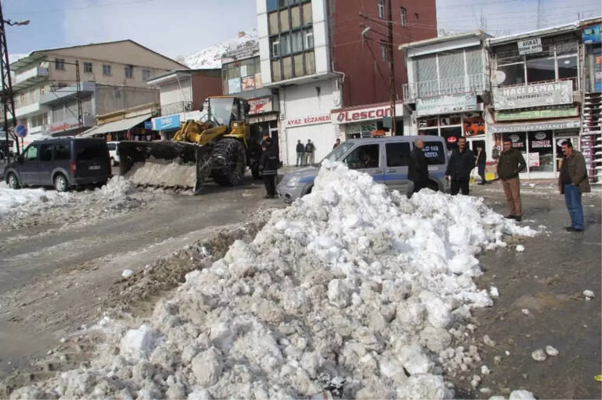 Başkale\'de Kar Temizleme Çalışması Devam Ediyor