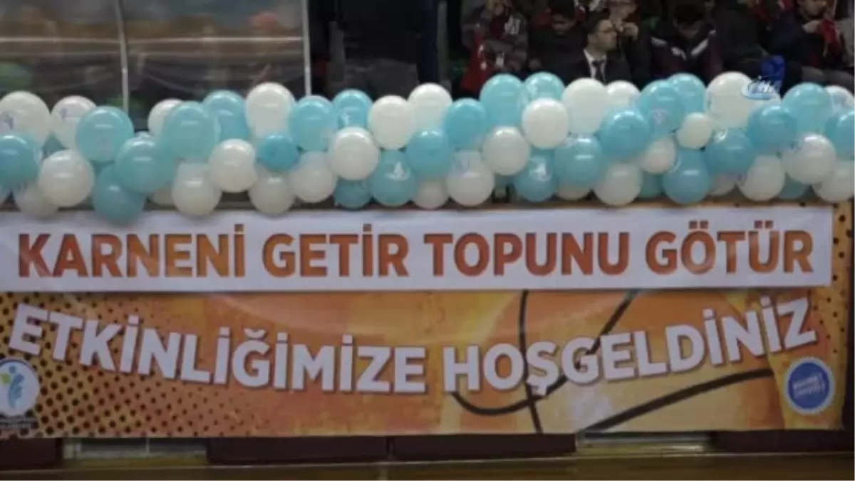 Denizli\'de 5 Bin Öğrenciye Karne Hediyesi 5 Bin Basket Topu