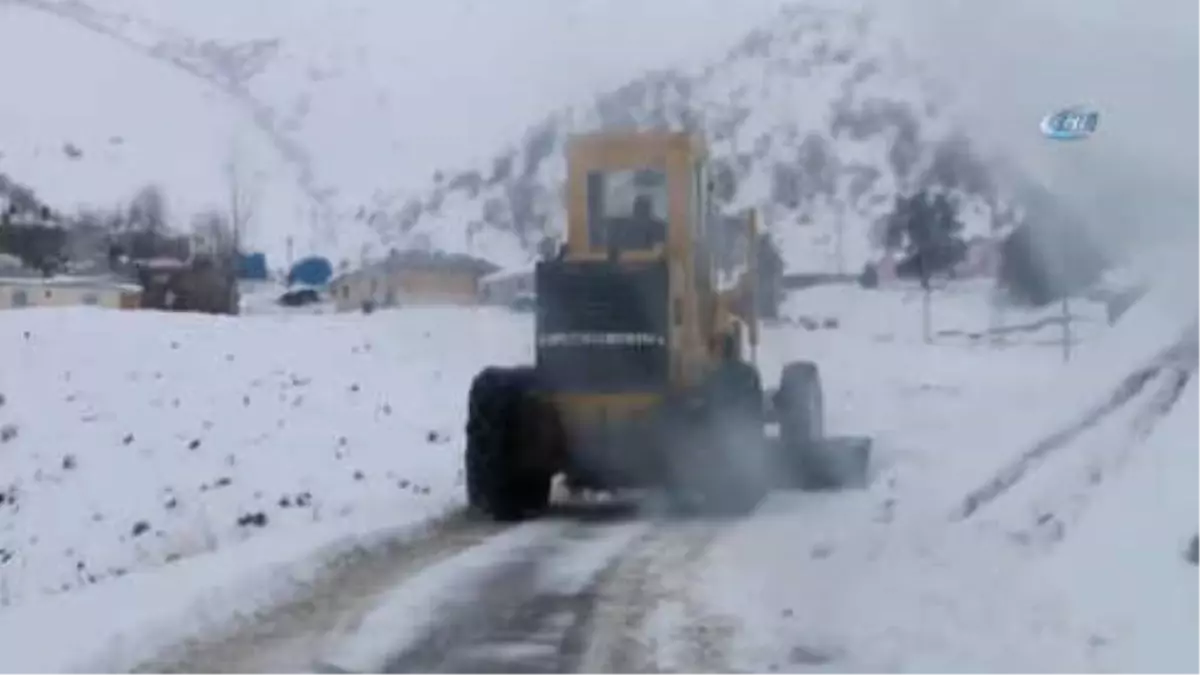 Erzincan\'da 32 Köy Yolu Kar Yağışı Nedeniyle Ulaşıma Kapandı