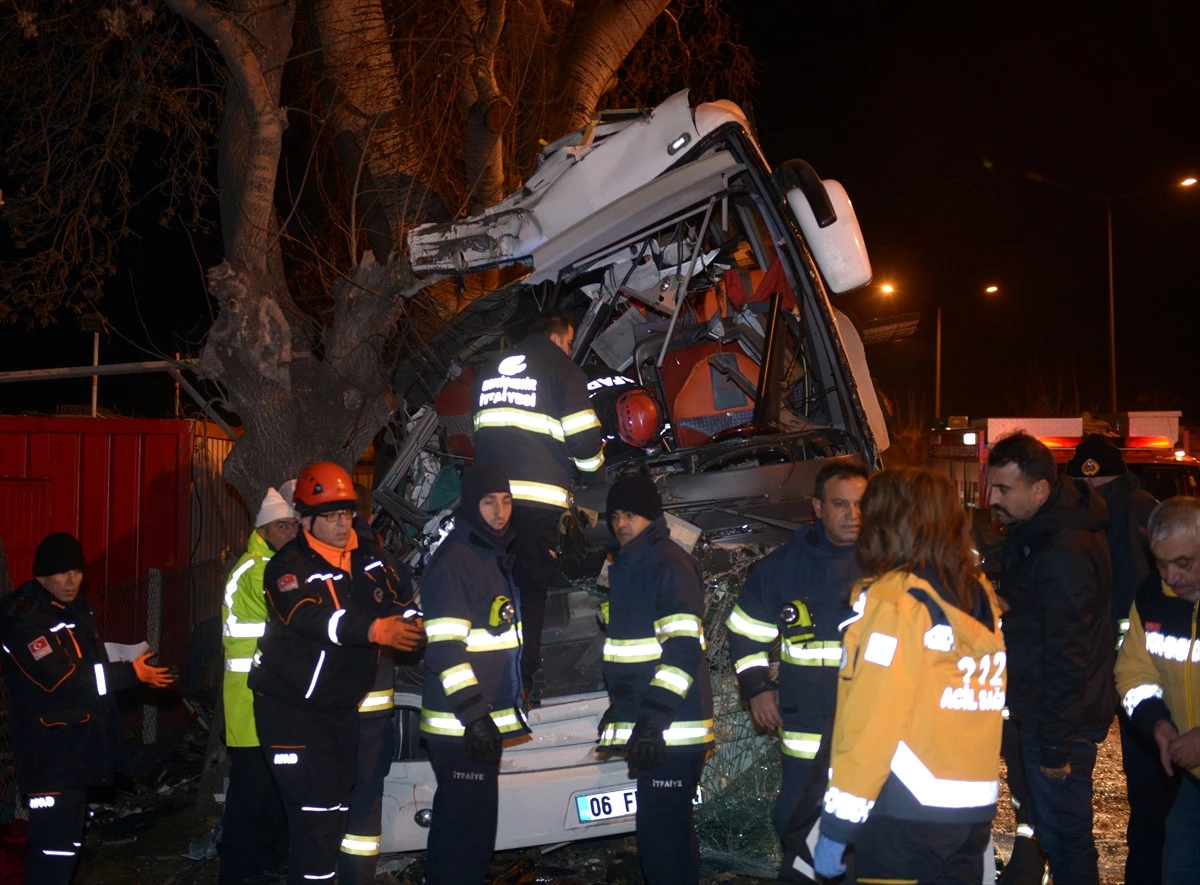 Eskişehir\'de 11 Can Alan Kazayı Yaşayan Yolcu: Şoför Uyudu, Yalpalayıp Ağaca Vurdu