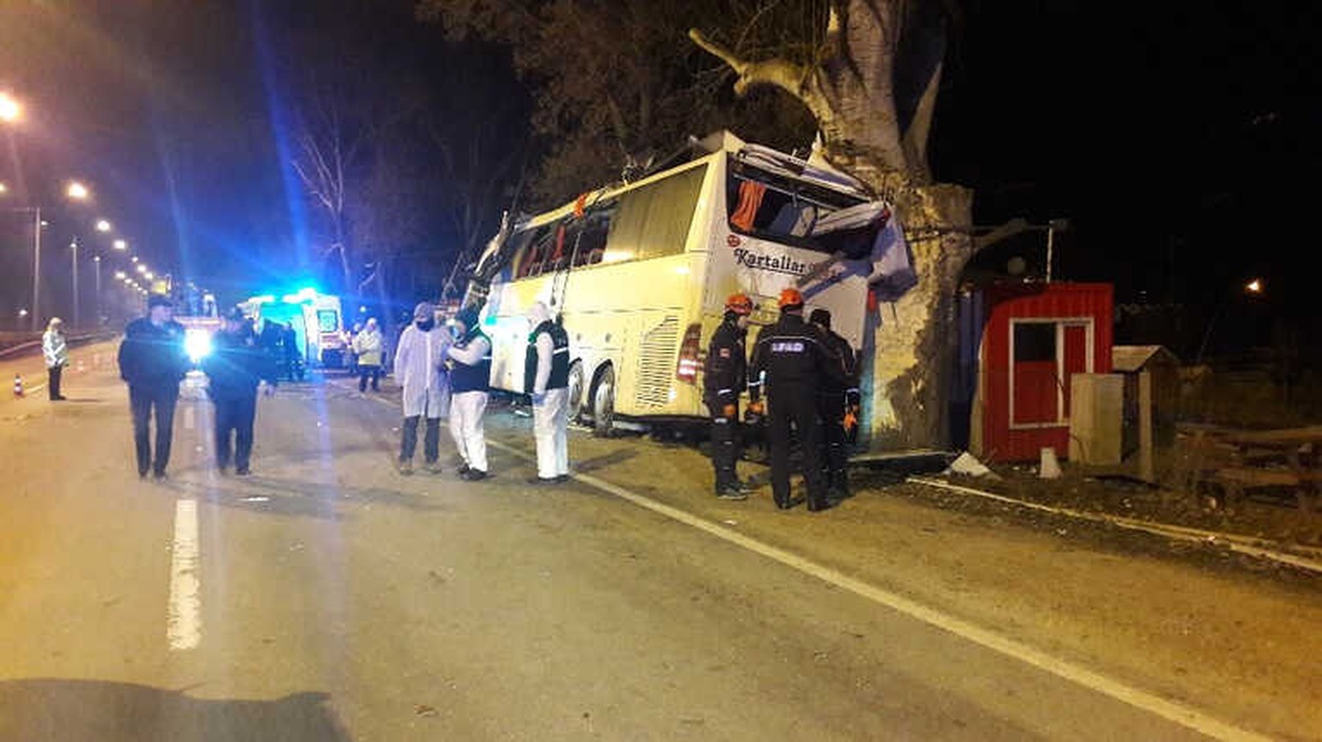 Eskişehir\'de Trafik Kazası; 13 Ölü 42 Yaralı