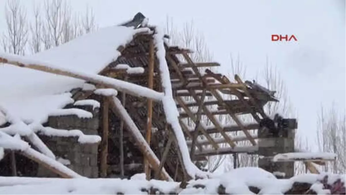 Hakkari Fırtına Evin Çatısını Uçurdu