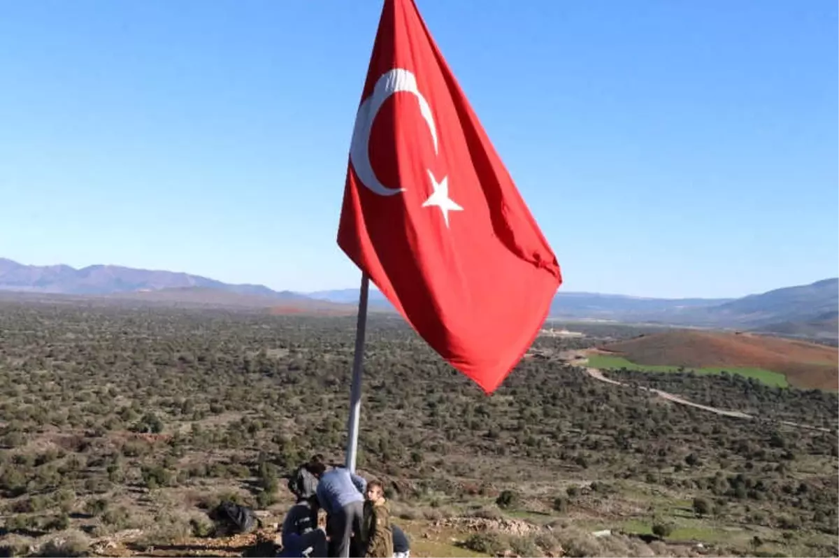 Köylüler Afrin Sınırına Dev Türk Bayrağı Astı