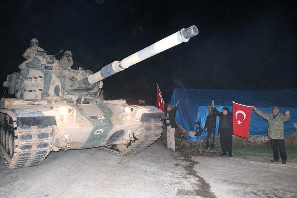 Köylüler Askerleri Bayrakla Karşılayıp Duayla Uğurladı