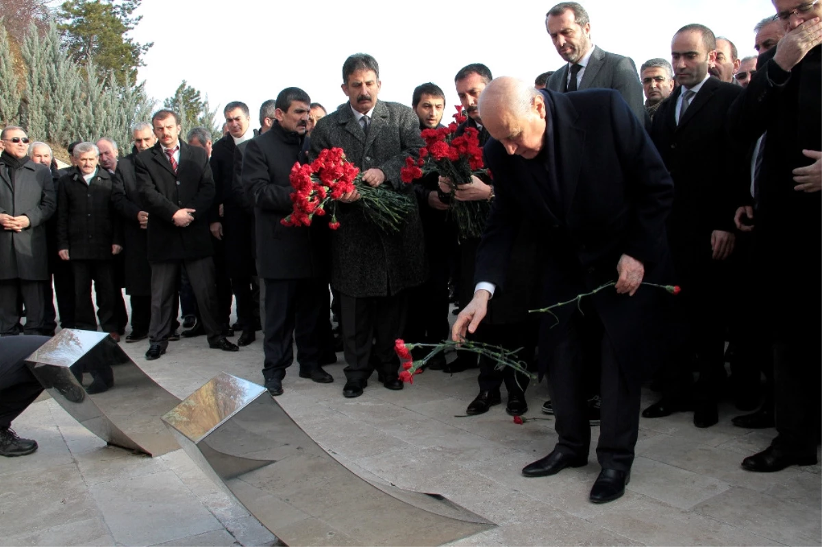 MHP Lideri Bahçeli, Ülkücü Şehitler Anıtını Ziyaret Etti