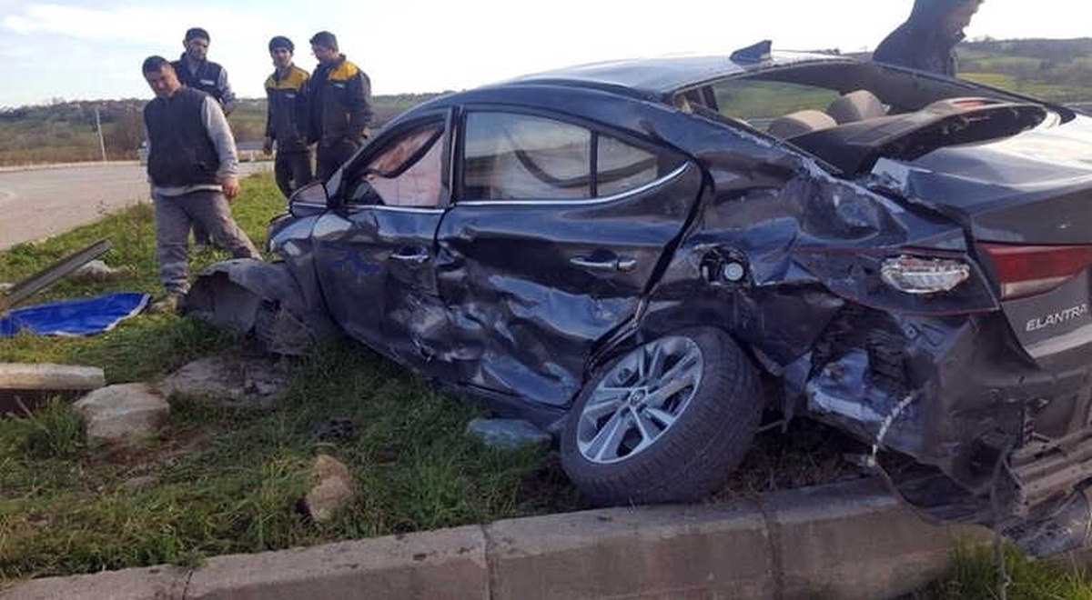 Sakarya\'da Kamyon ile Otomobil Çarpıştı: 1 Ölü 2 Yaralı