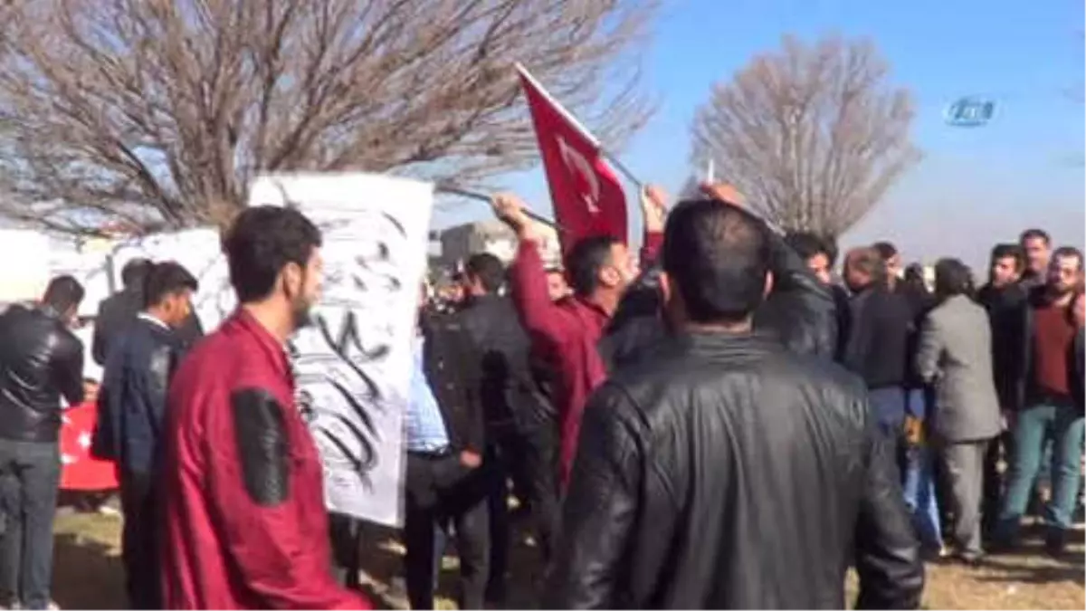 Suriyeliler Sınırda Ypg\'yi Protesto Etti