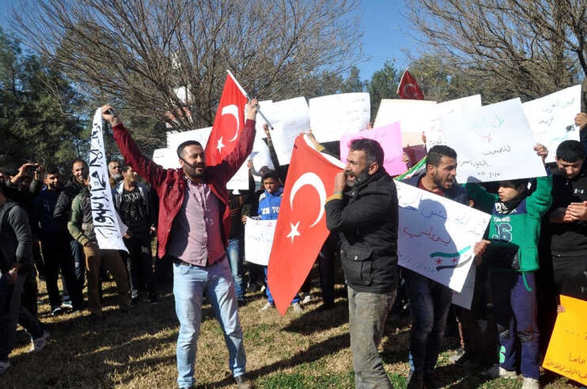 Suriyeliler Sınırda Ypg\'yi Protesto Etti