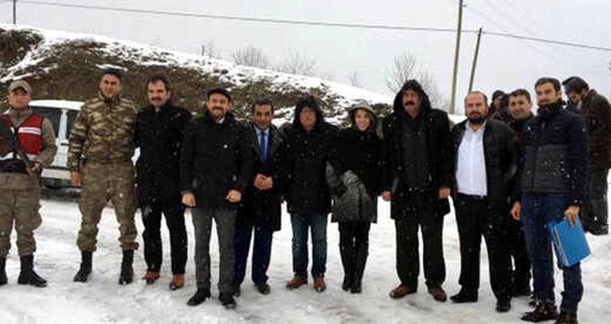 "Adalet Gecikmez" Diyen Kadın Hakim, Karla Kaplı Köy Yolunu Açtırıp Keşif Yaptı