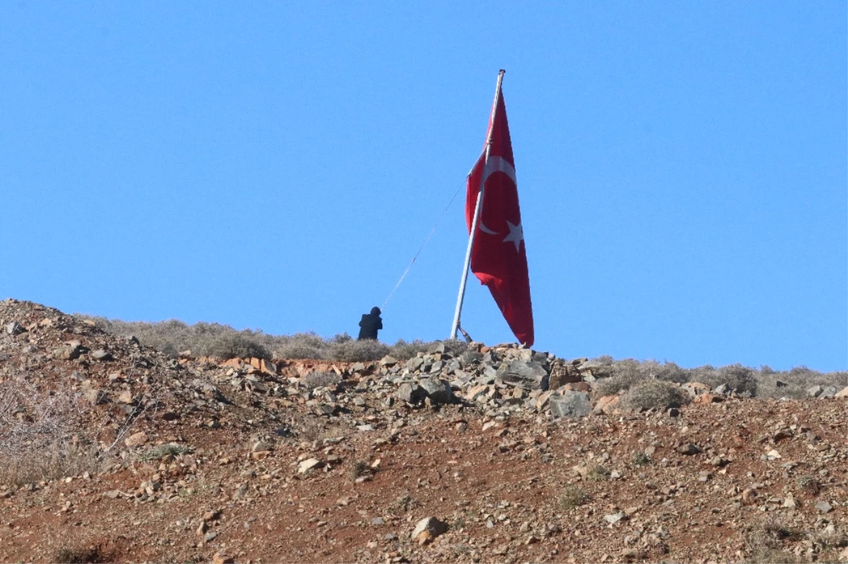 Afrin\'deki Teröristlerin Gözünün Önüne Dev Türk Bayrakları Asıldı