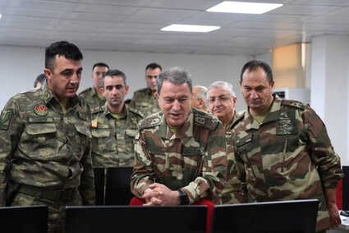 Akar ve Komutanlar Suriye Sınırında