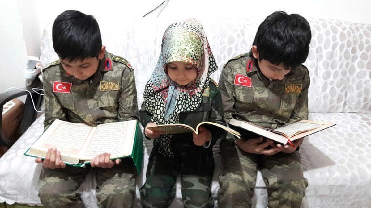 Asker Kıyafeti Giyen Minikler Mehmetçiklere Dua Etti