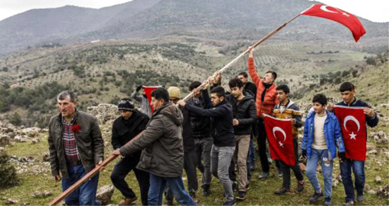 Askerin Karadan Afrin\'e Girdiği Yere Köylüler Türk Bayrağı Dikti