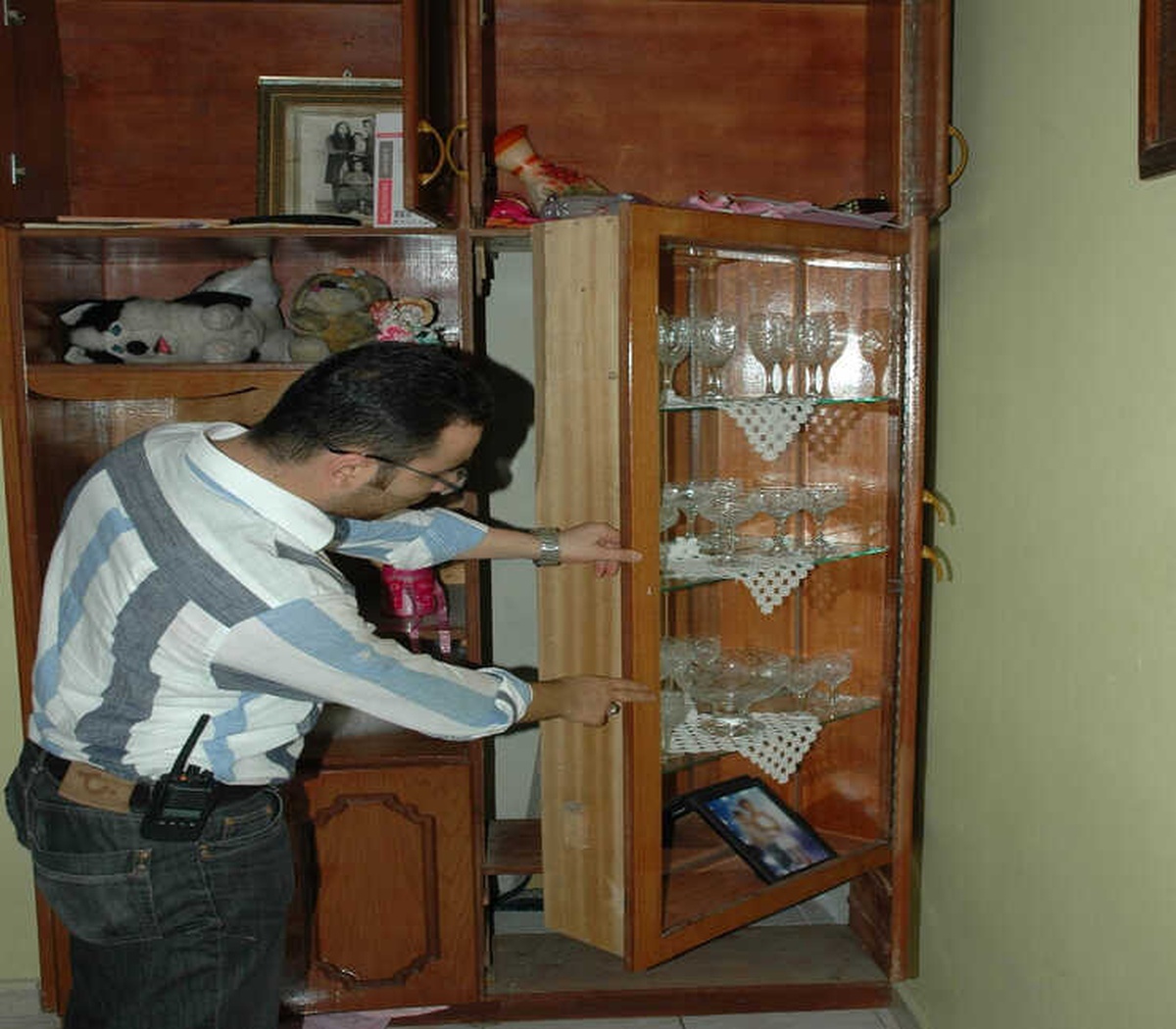 Aynı Vitrinden 10 Yıl Sonra Kocası ve Kızı Çıktı