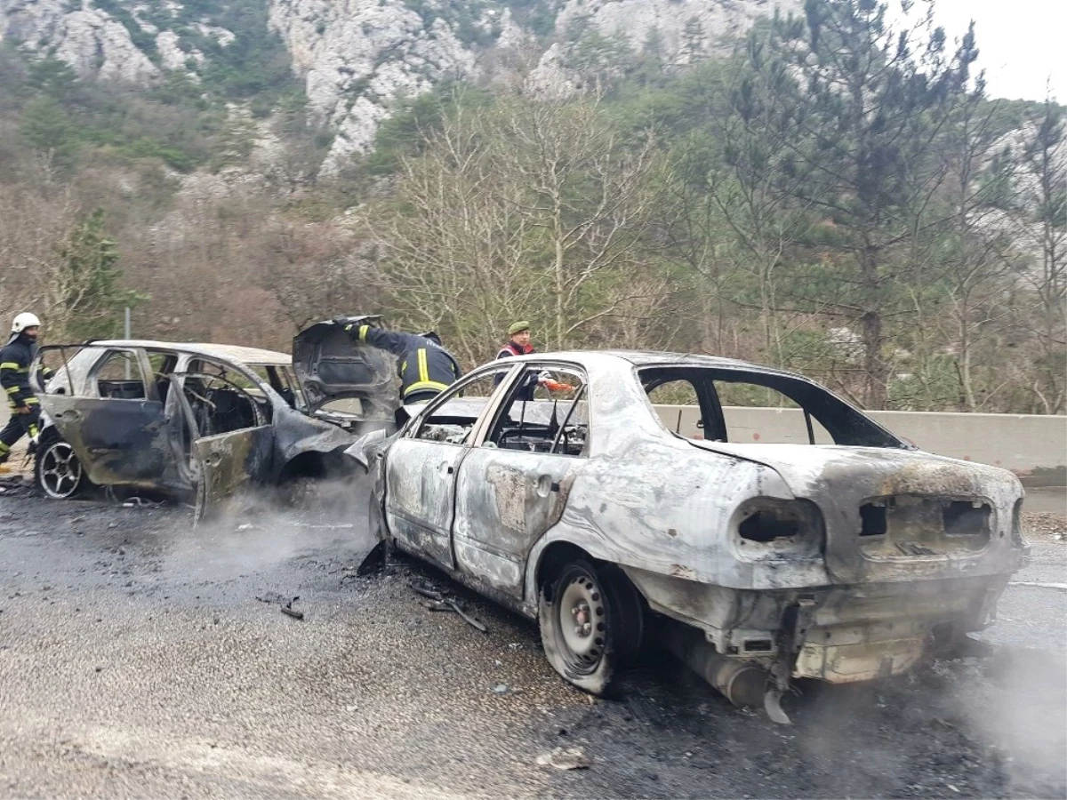 Bursa\'da İki Otomobil Alev Alev Yandı, Faciadan Dönüldü: 8 Yaralı