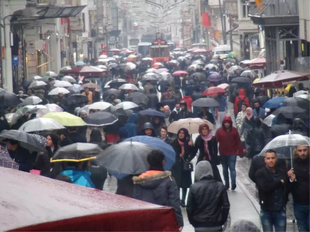 İstiklal Caddesi\'nde Şemsiyeli Vatandaşların İlginç Görüntüsü