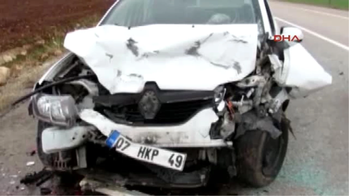 Kahta\'da İki Otomobil Çarpıştı 5 Yaralı