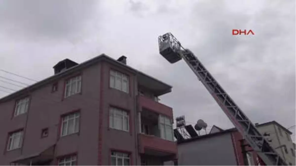 Kocaeli Balkondan İntihar Edeceği Sanıldı, Polis Çağrılınca Eve Girdi