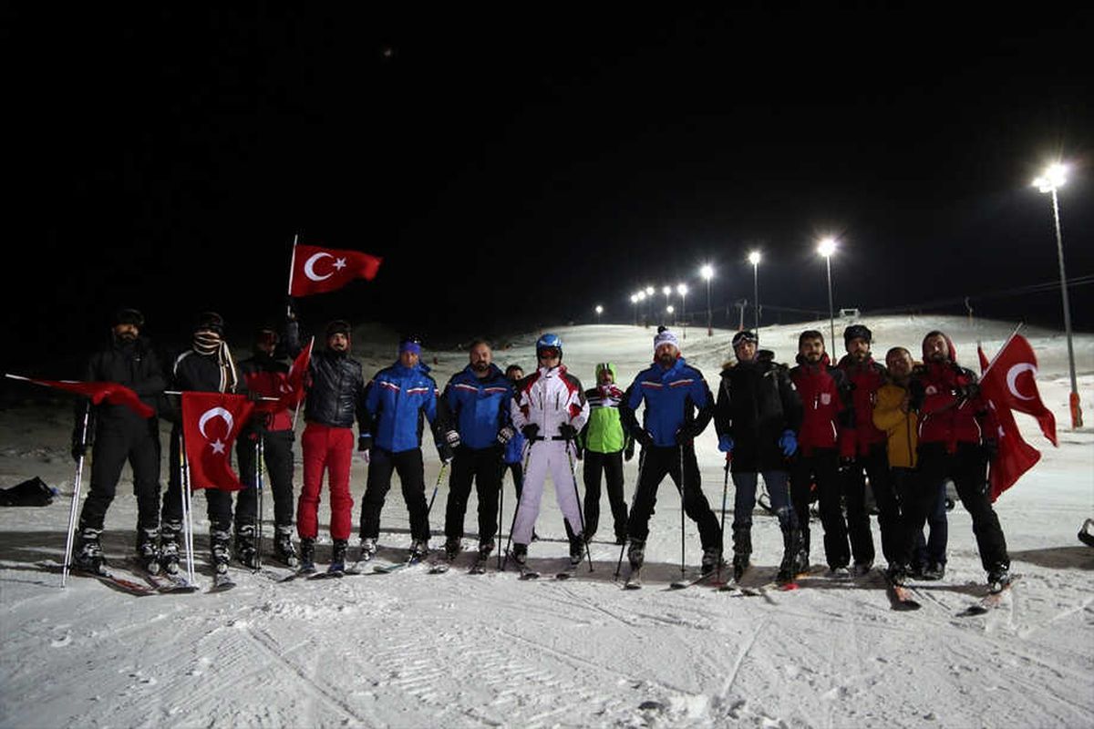 Yıldız Dağı\'nda Tük Bayrakları Eşliğinde Meşaleli Kayak