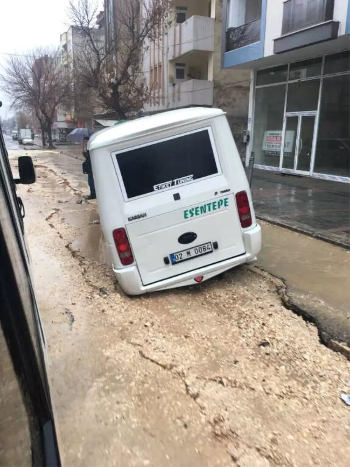 Yolcu Minibüsü Çöken Yola Saplandı