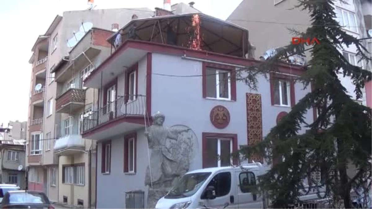 Afyonkarahisar İki Katlı Binanın Çatısına Otağ Kuruldu
