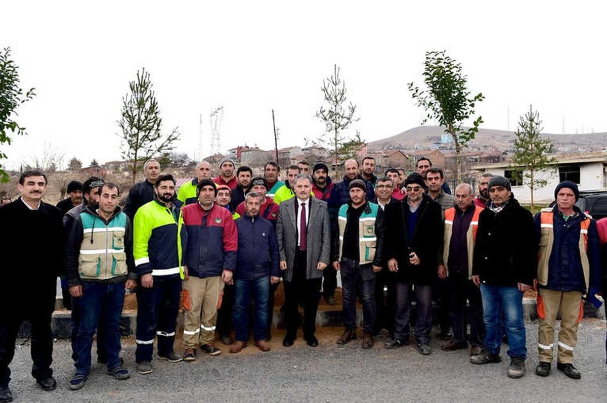 Başkan Çakır, İşçilerle Birlikte Ağaç Dikti