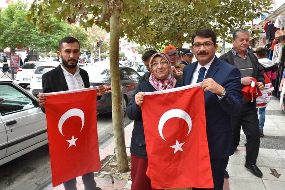 Başkan Çelik\'ten Manisalılara Bayrak Çağrısı