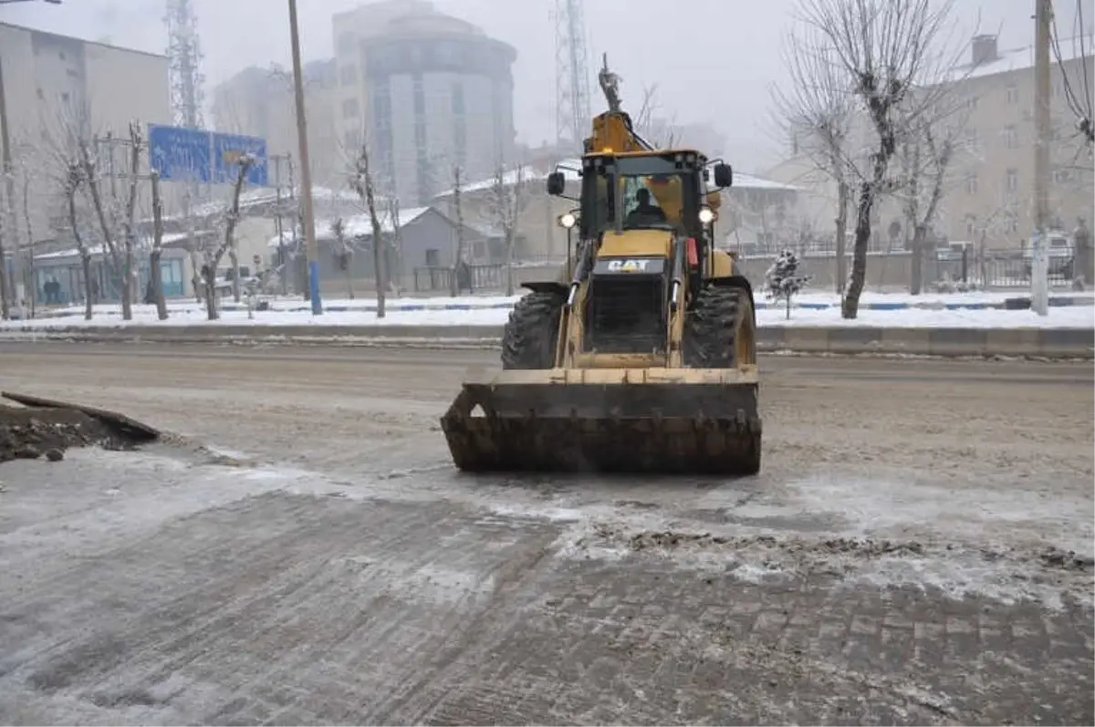 Cadde ve Kaldırımlarda Buz Küreme Çalışması