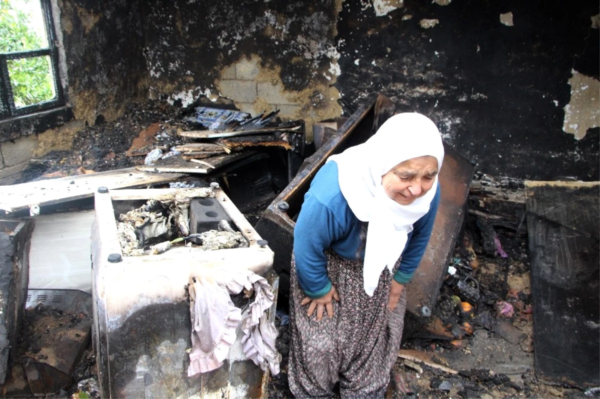 Çıkan Yangında Her Şeyini Kaybeden Acılı Kadın Gözyaşı Döktü