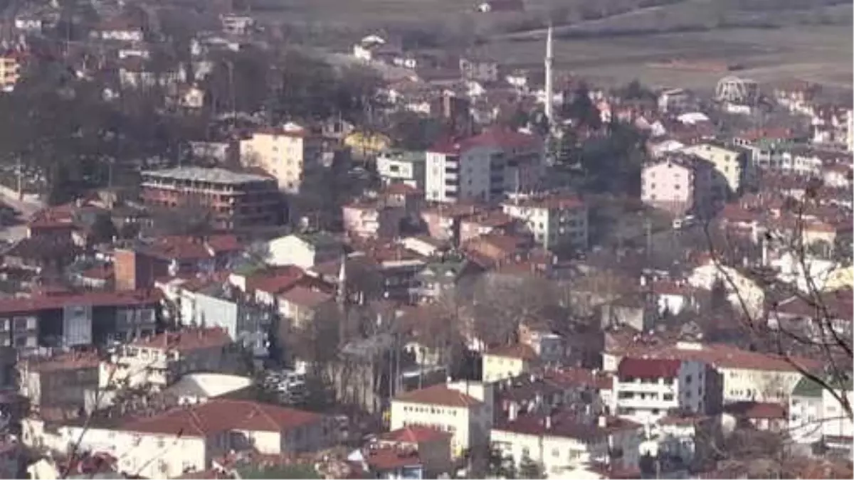 Depremde Ölen Öğrencilerin Mezarları Okullarının Bahçesinde