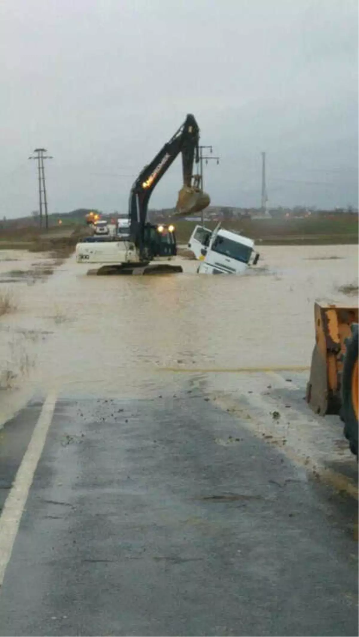 Dere Taştı, Yol Trafiğe Kapandı