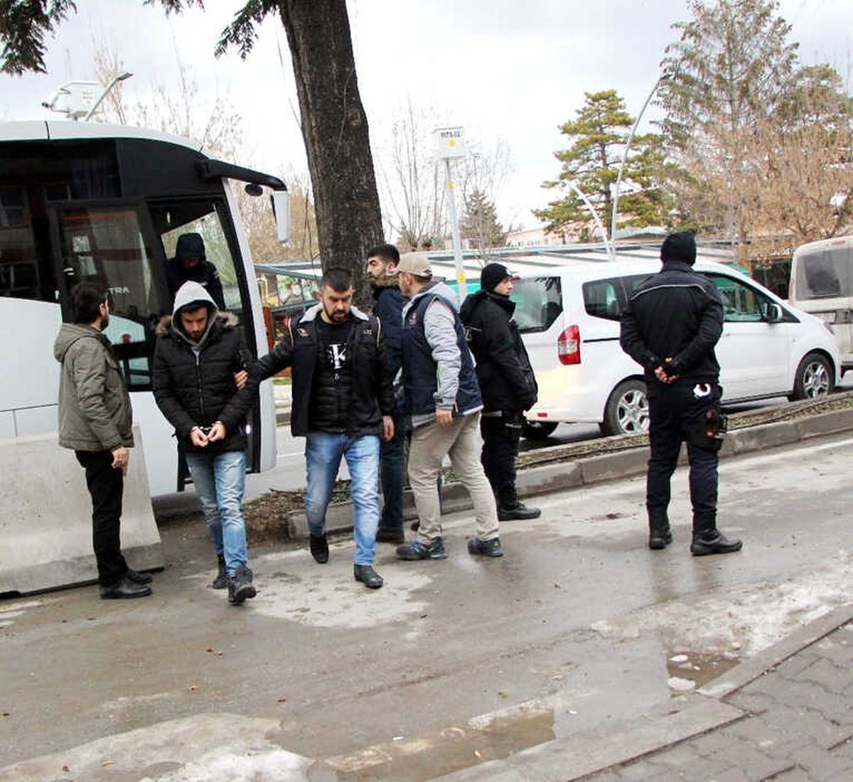Fetö\'den Gözaltına Alınan 14 Asker Adliyeye Sevk Edildi
