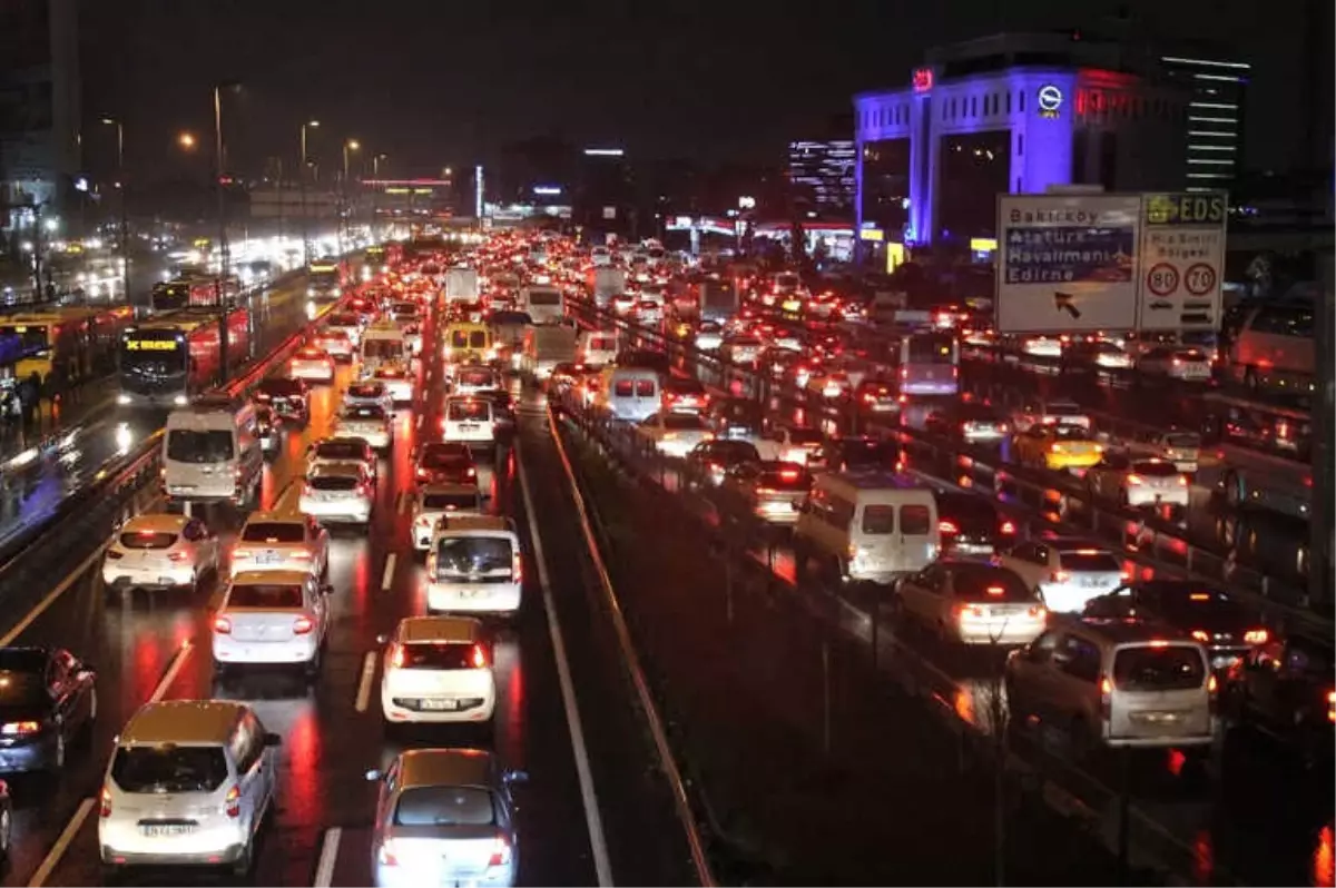 İstanbul\'da Sağanak Yağış Trafiği Olumsuz Etkiledi