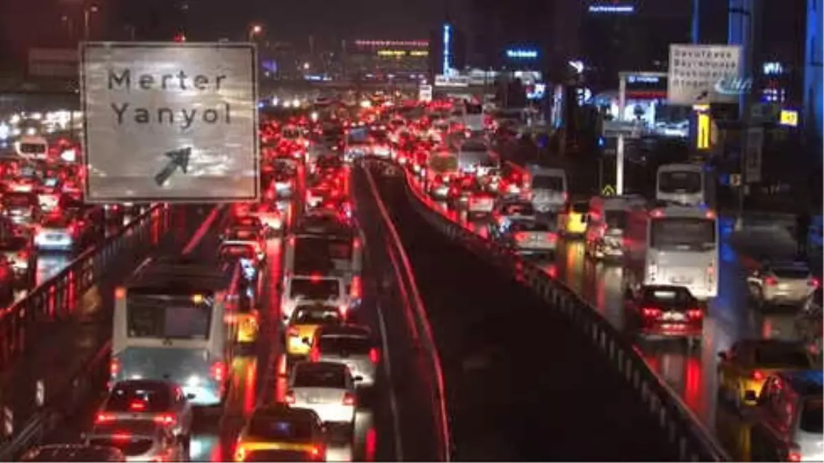 İstanbul\'da Trafik Sağanak Yağışla Durma Noktasına Geldi