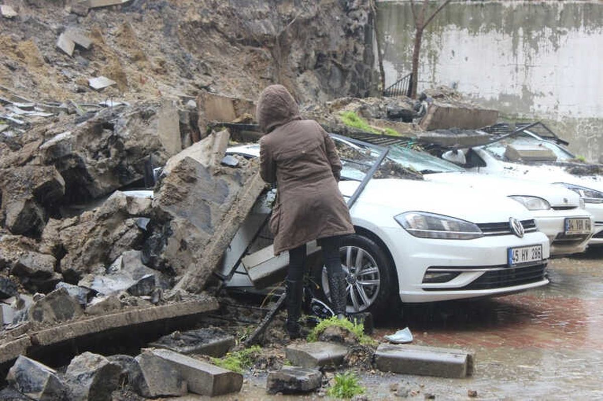 İstinat Duvarı Çöktü, 4 Araç Zarar Gördü