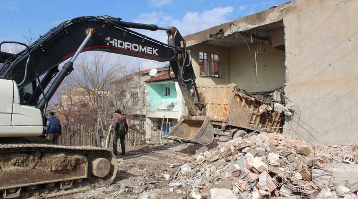 Kaza Yapan Kamyon 15 Ay Sonra Evden Çıkartıldı