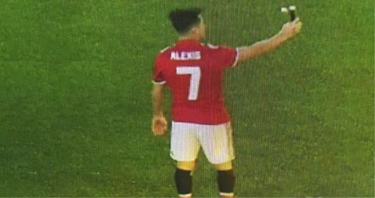 Manchester United\'ın Yeni Transferi Sanchez\'in Selfie Çekerken Fotoğrafı Sızdı