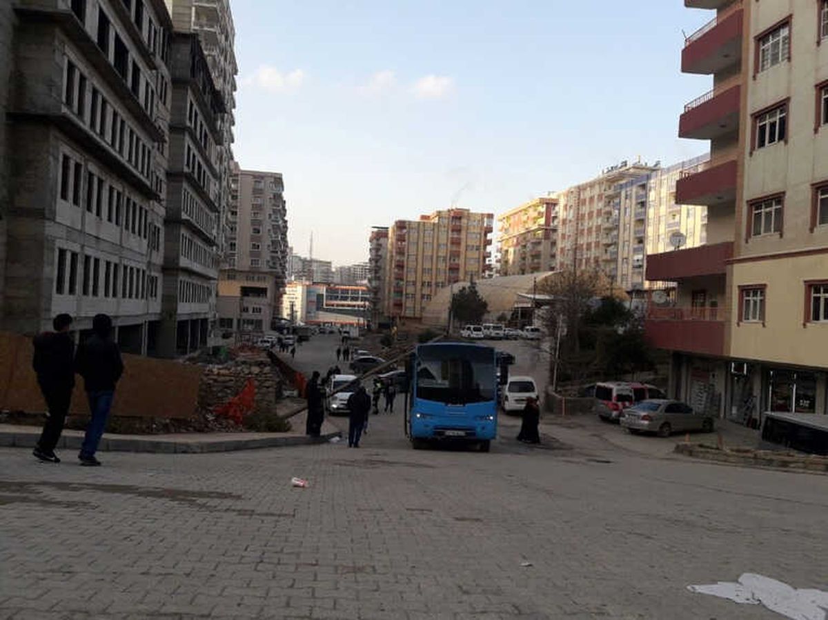 Mardin\'de Kamyonun Çarptığı Direk Devrildi