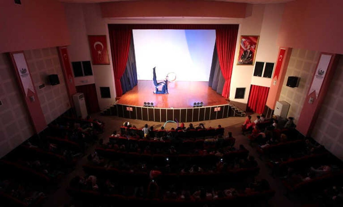 Saruhanlı Belediyesinden Öğrencilere Sirk Gösterisi