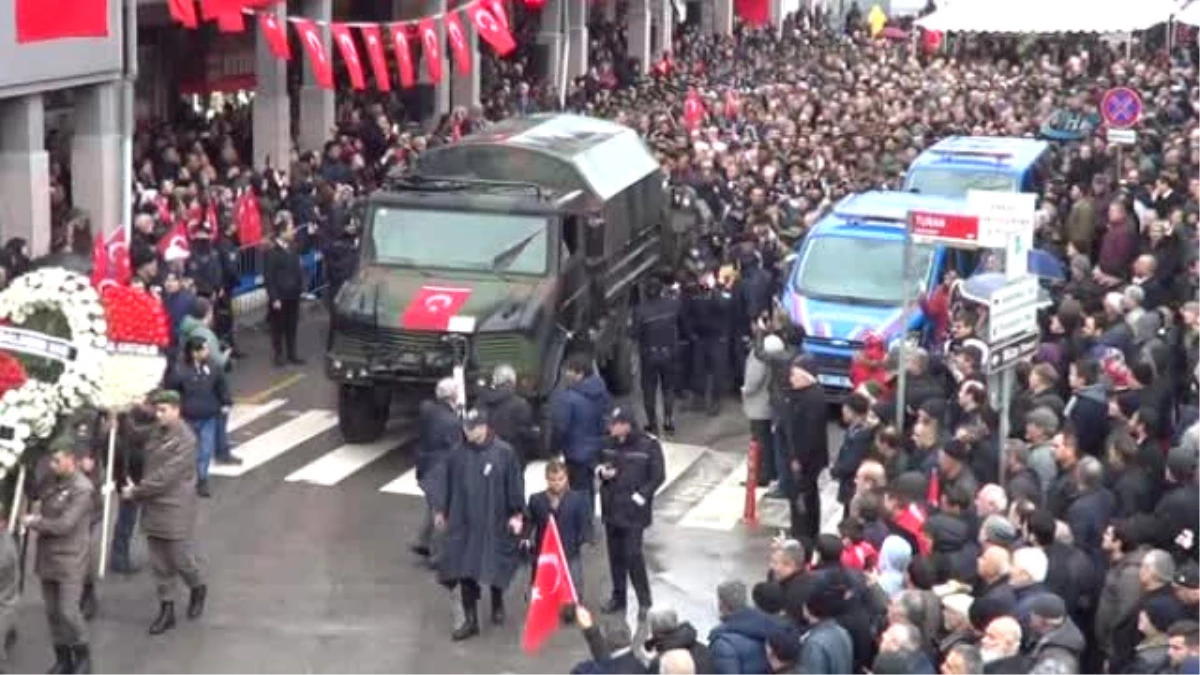 Şehit Kulaoğlu\'nun Tabutuna En Sevdiği İki Takımın Atkısı Bırakıldı